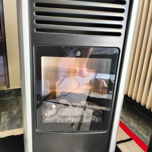 Coral Gas Manhattan Gas Heater like new with extra Praktiker heater