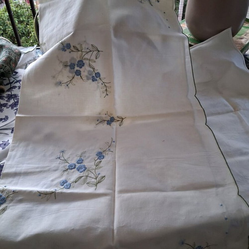 Tablecloths like new, various pieces of crochet and embroidered