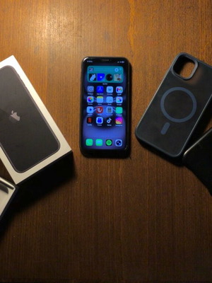 iPhone 11 μεταχειρισμένο με τρία θήκες, καλώδιο και κουτί