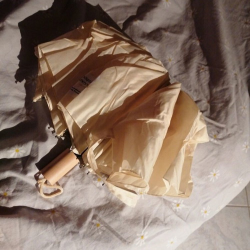 Beige umbrella like new with wooden handle and case