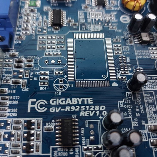 Gigabyte GV-R925128D graphics card used AGP 4X/8X