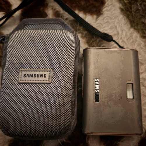Samsung Digimax i70 Slide digital camera used with case and memory card