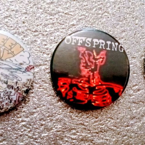 90's pins like new, set of 21 pieces