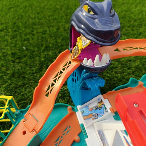 HotWheels Shark Pist mint, no car included