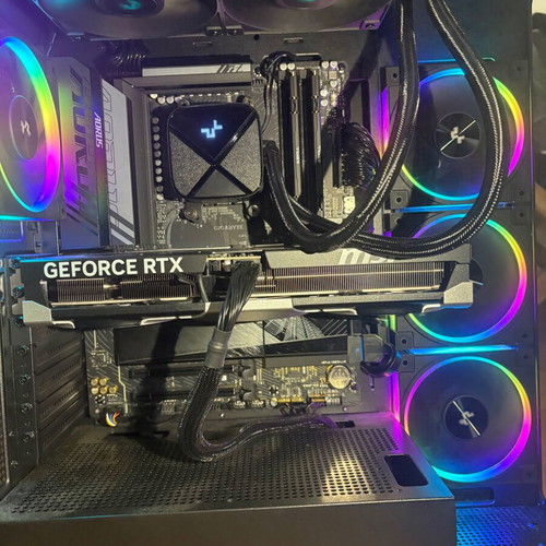 Gaming PC Ryzen 7 9800X3D with RTX 5080 like new