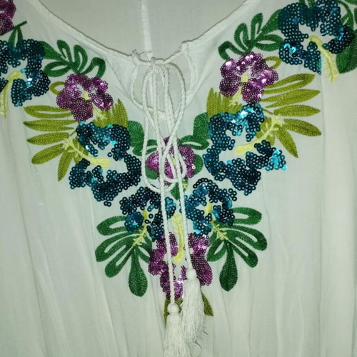 White kaftan with embroidered flowers like new, one size up to XL