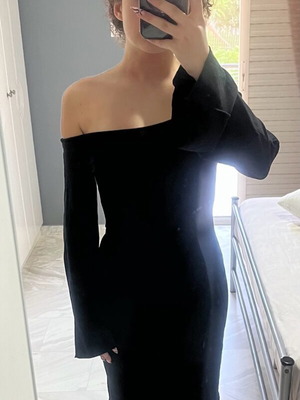Off shoulder dress like new, midi black with long bell sleeves