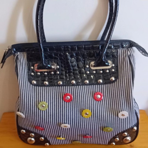 Skondras women's shoulder and hand bag like new, quirky design