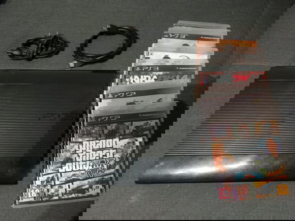 PlayStation 3 Super Slim + 6 games