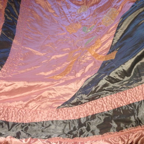 Vintage 90s bridal quilt set like new, satin with ruffles and 2 pillowcases