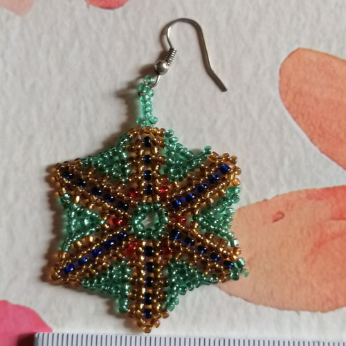 Handmade star-shaped beaded earrings new, green and gold