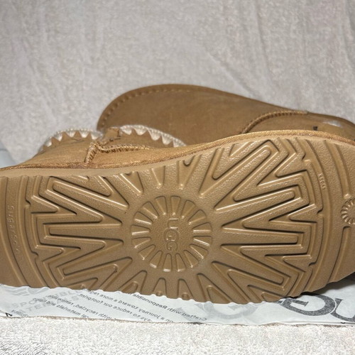UGG Bailey Button II Chestnut boots new, size 40