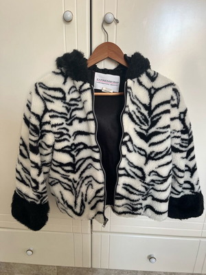 Παιδική ζακέτα φορεμένη, μέγεθος 140 cm, μαύρο και άσπρο