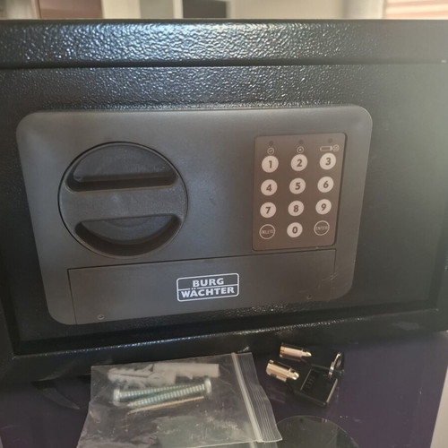 Safe unused, excellent condition, dimensions H20 W31 D20 cm