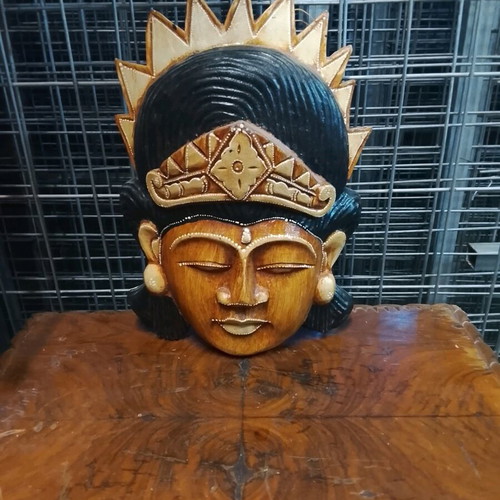 Wooden decorative totem used 28cm x 22cm