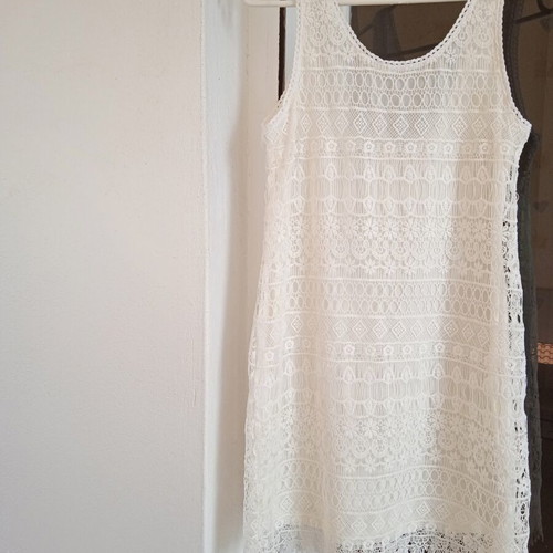 White fitted lace dress like new, sleeveless, size XS
