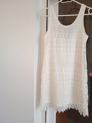 White fitted lace dress like new, sleeveless, size XS