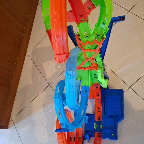 Hot Wheels Crash Track with 4 Loops like new