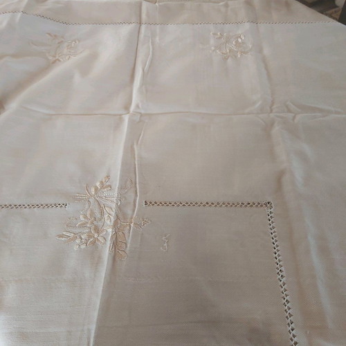 Handmade tablecloth 170×170 cm two-tone with silk thread and embroidered napkins