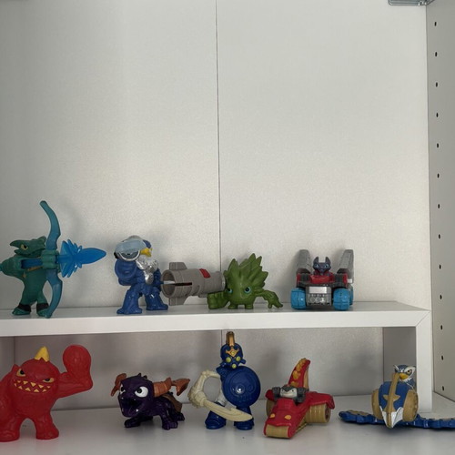 Skylanders toys lot like new, pack of 9 figures and vehicles
