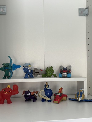 Skylanders toys lot like new, pack of 9 figures and vehicles