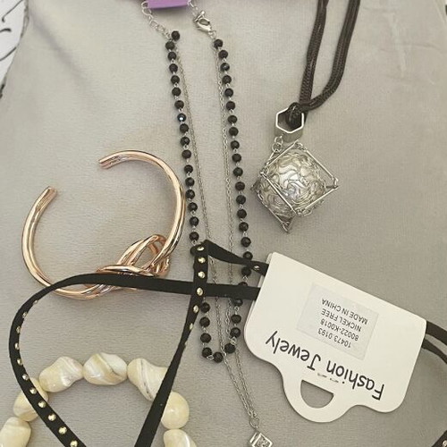 Jewelry set like new, pack of 5 pieces with necklaces and bracelets