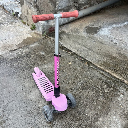 As Shoko Twist & Roll Xspeed Light kids scooter with LED light used, fuchsia