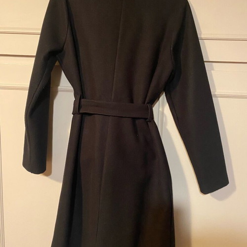 Black women's coat with belt new size medium