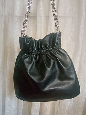 Τσάντα ώμου πουγκί 33x33εκ σαν καινούργιο, μαύρη με λουράκι