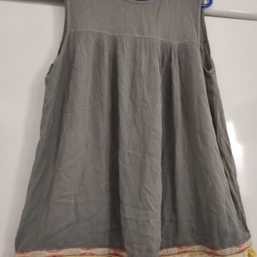 Please women's Italian blouse size M like new, green