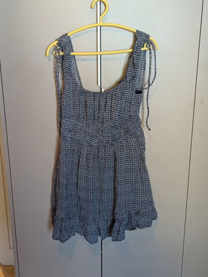 Φόρεμα mini Stradivarius, μέγεθος M, άσπρο και μπλε