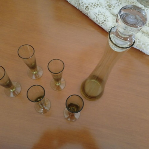 Glass serving set like new with carafe and 5 green glasses