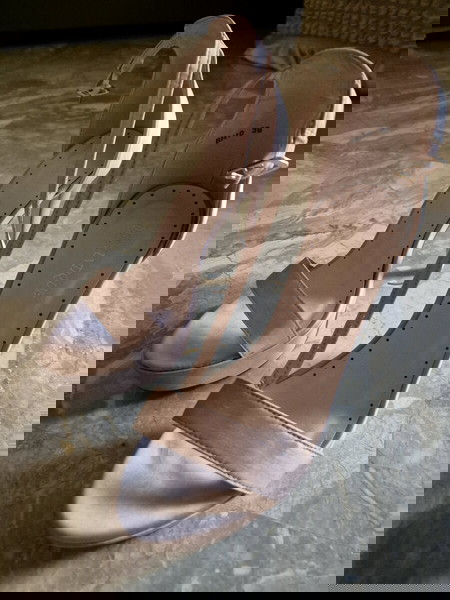 Nude πέδιλα