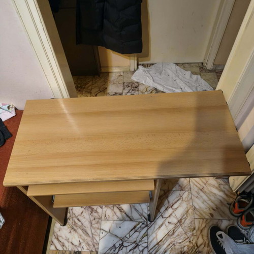 Office desk like new with sliding shelves and wheels