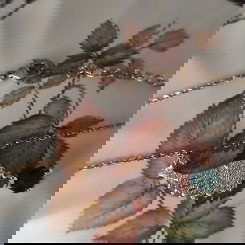 Κολιέ ατσάλινο χρυσό με δάκρυ σμαράγδι και φτερό αγγέλου καινούργιο