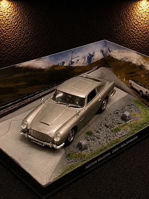 Aston Martin DB5 Goldfinger 1:43 Scale Diecast Model like new