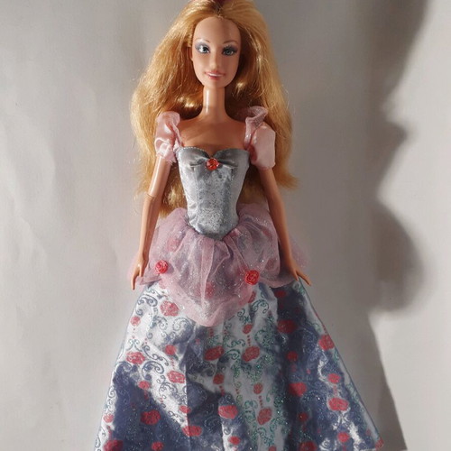 Barbie Sleeping Beauty doll used, luminous crown 2007 missing shoes