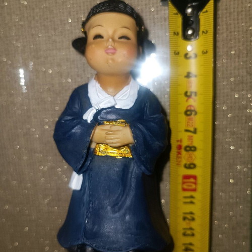Set of 2 South Korea resin figures like new