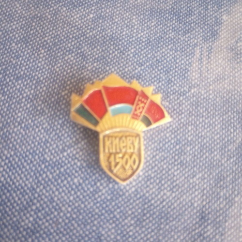 Vintage Soviet pins and small metal pendant set used