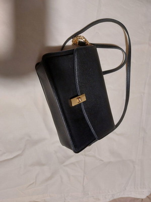 Women's shoulder bag like new, leather and suede with gold clasp