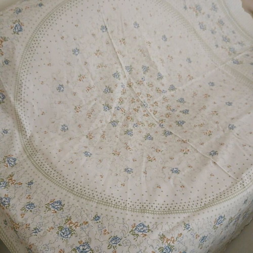 Round tablecloth new with 6 assorted floral napkins