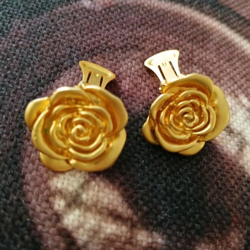Vintage rose clip earrings like new, gold color