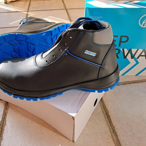 Robusta leather work boots size 45, black