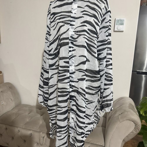 Animal Print Shirt Semizie like new, one size, black and white