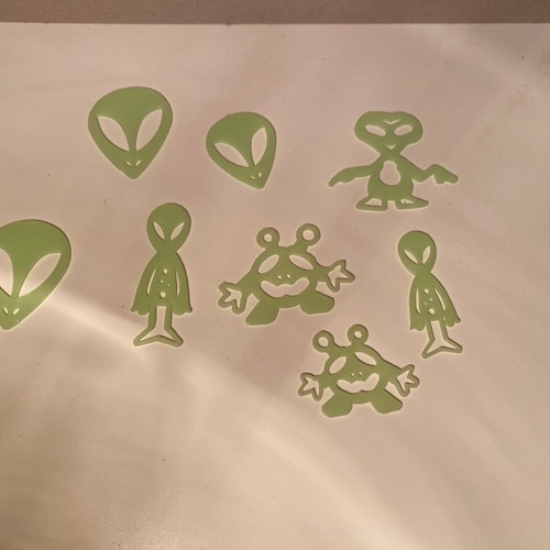 Glow in the dark alien figures like new, set of 8 pieces