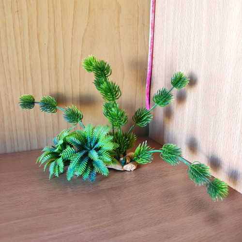 Artificial aquarium plant like new, 14 cm tall with base