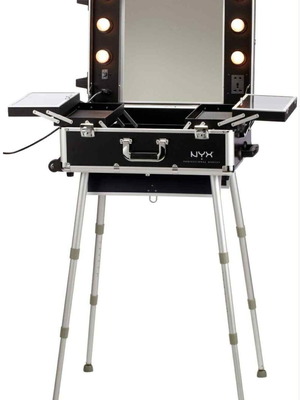 Makeup case like new with adjustable legs and mirror lights