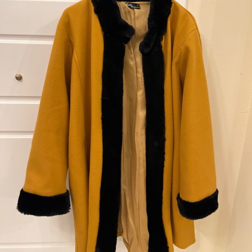 Women's coat yellow color like new