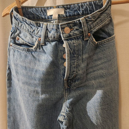 H&M mommy jean new, with rip on right knee, size XS