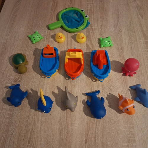 Baby bath toys pack of 16, like new, water squirting animals